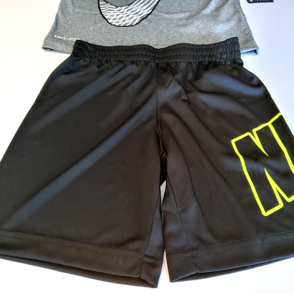 Nike NWT Boys Size 6 Gray T Shirt Black Shorts Neon Logo 2 Piece Set Outfit - Picture 2 of 10